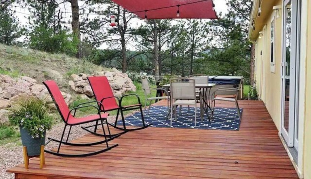 Hot Tub, Large Kitchen, Stunning Views & Hiking Trails Nearby