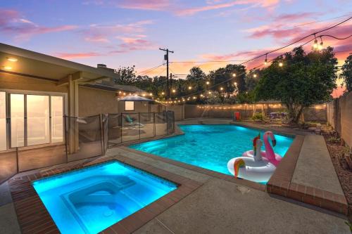 Hot Tub - Pool - FirePit - GameRoom - Sleeps 12!