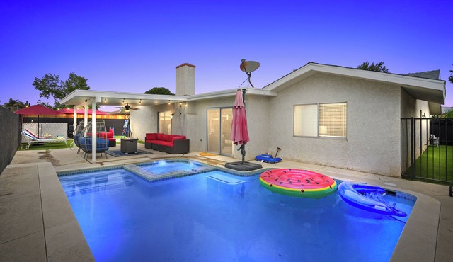 Hot tub - Pool - Firepit - Game Room - Hemet Summer Retreat!