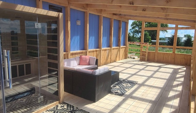Hot tub, SAUNA, country views!