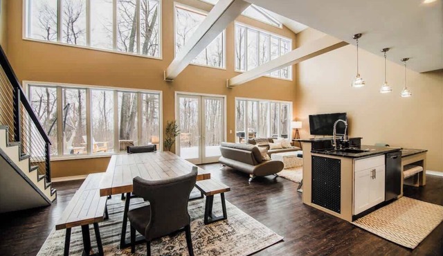 Hot Tub Sleeps 8 Nature 5 mins to Downtown