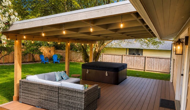 Hot Tub! Spacious 4 Bedroom Home Near Beach and Ferry