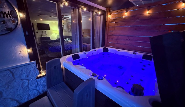 Hot tub suite at a vintage motel on a creek!