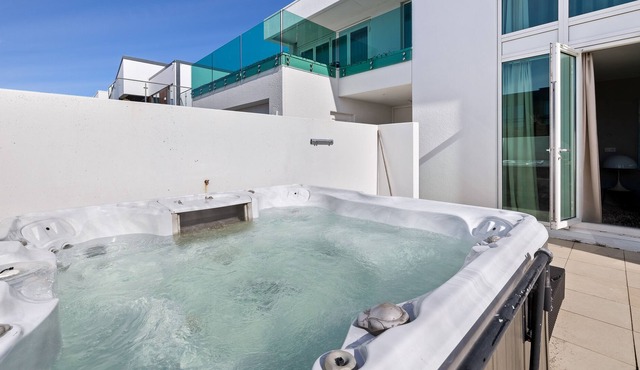 Hot Tub Villa in the Suburbs