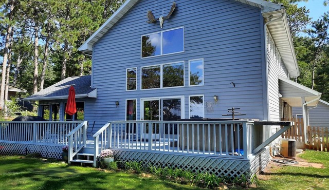 Hot tub with Spacious 5-bedroom house in Wautoma on Silver Lake