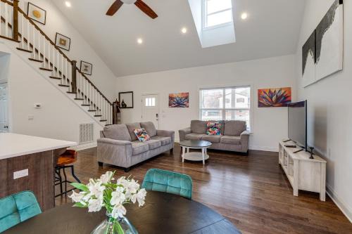 Hot Tub & Yard: 'Temptation Stays' Home in Roanoke