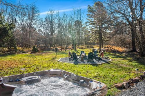 Hot TubFirepitGame RoomSleeps 12Near Lake