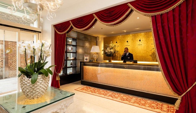 Hotel A La Commedia