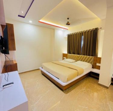 hotel Chandra dev 966o9o1oo6 just 350mtr from shreenathji temple 5min away I with indoor games Snooker 8pool TT By SK