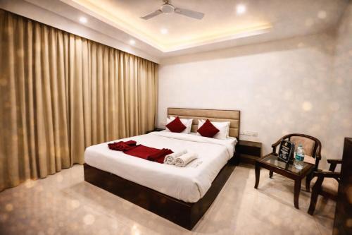 Hotel Lycoris Zirakpur -Near Chandigarh Airport l Free Parking l Family Friendly Rooms