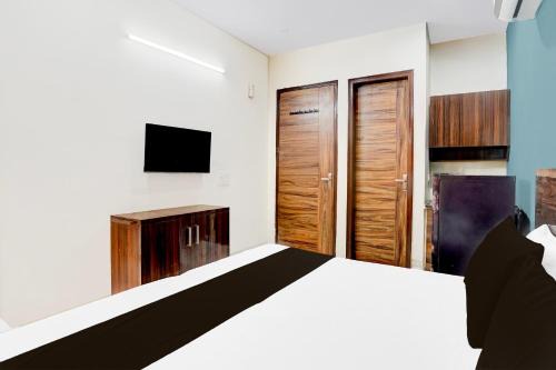 Hotel O Super Silverkey Galleria Market