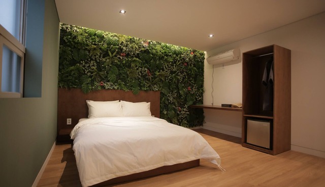 Hotel Seven Step