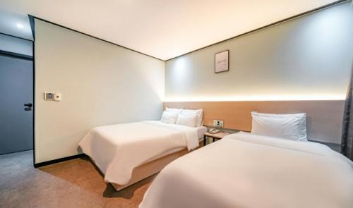 Hotel The May