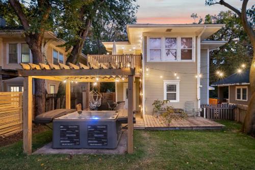 Hottub, Pool Table, Bball, pets, Firepit, Sleeps 8