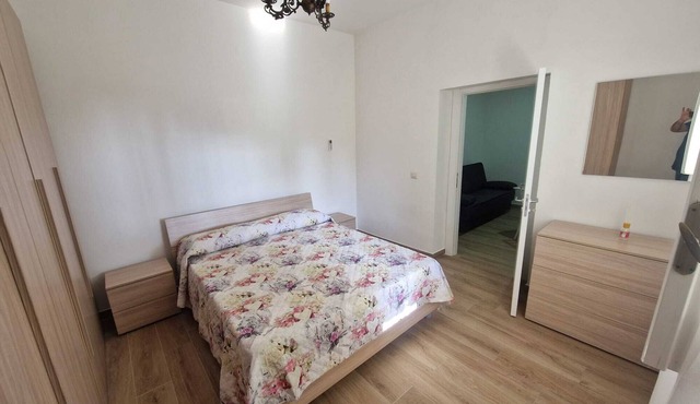 House sleeps 4 with garden by the sea