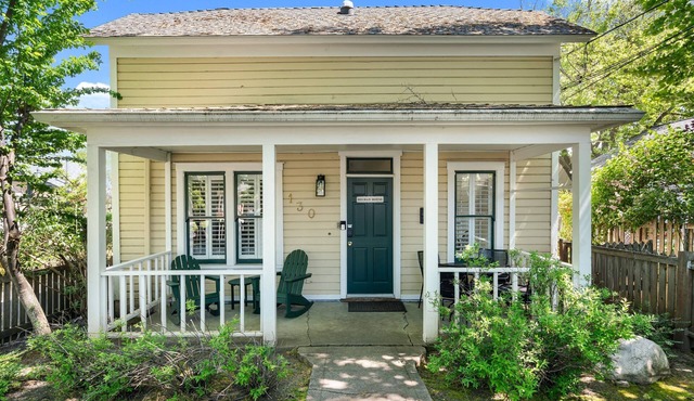House + 2 Studios- 3 blocks from the Plaza!