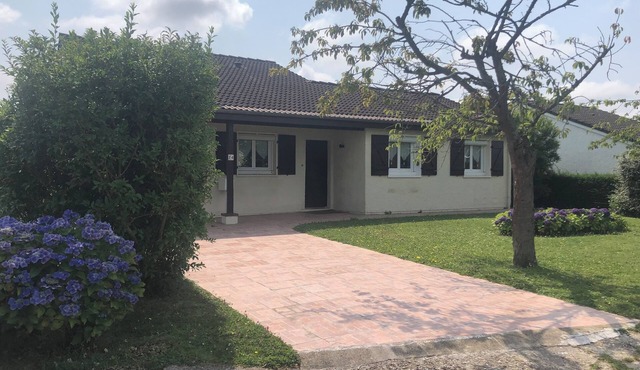 House 3 bedrooms Garden south view Fields Carrefour School Swimming pool Bus Rouen on foot