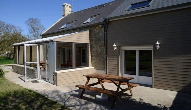 House ideally exposed to the south with terrace and enclosed garden 2 kms from the beach
