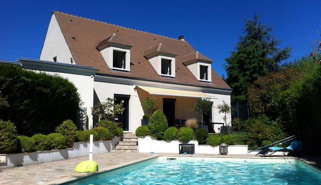 House garden pool near Paris and Versailles