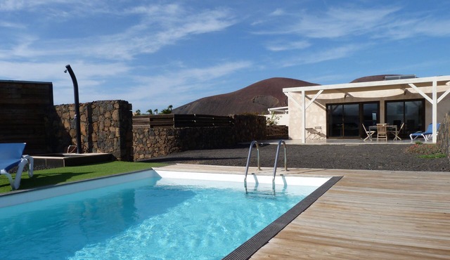 House in Lajares, views of volcanoes, heated pool