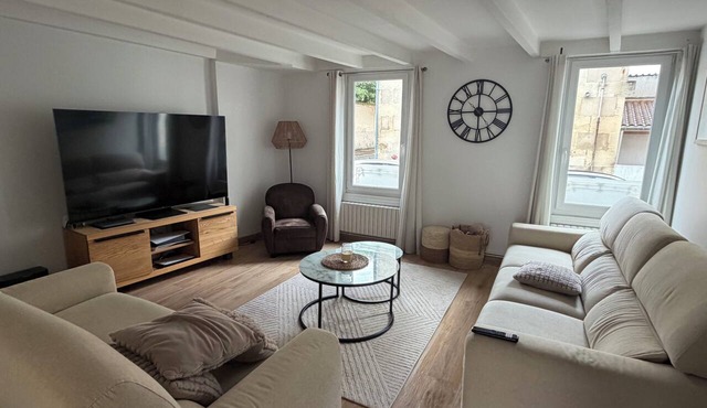 House in the city center near a public park and the banks of the Charente River