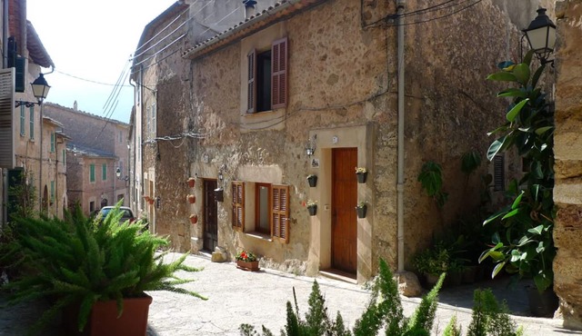 House in Valldemossa center, 5 people, private roof terrace, outstanding views