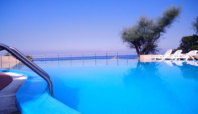 House Iris - three-room apartment with terrace, pool facing the sea