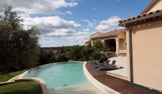 House of character with stunning views near Avignon
