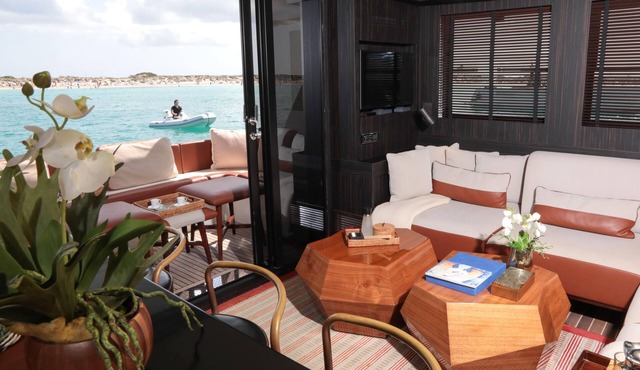 House of Hütter - Floating Home Goldfinger