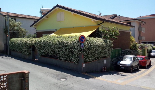 HOUSE ON THE BORDER OF FORTE DEI MARMI