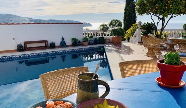 House overlooking the Bay of La Herradura and optional naturist pool. Relax.