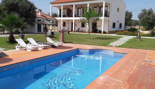 House overlooking the pool, ideal for families.