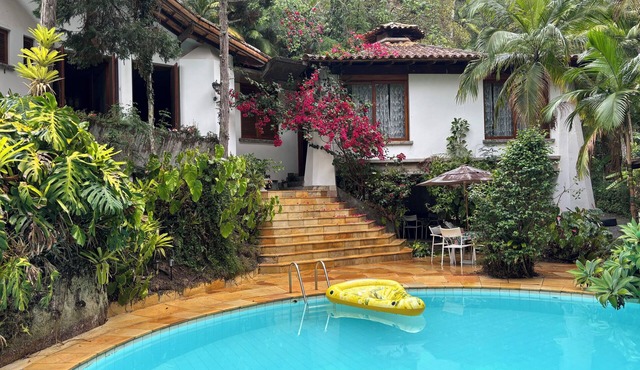 House Season Refugio Teresopolis, surrounded by forest, environmental protection area