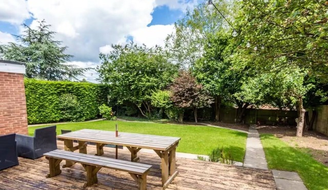 House Sleeps 11 with Enclosed Garden