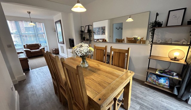 House - Sleeps 6, Pet Friendly & Courtyard