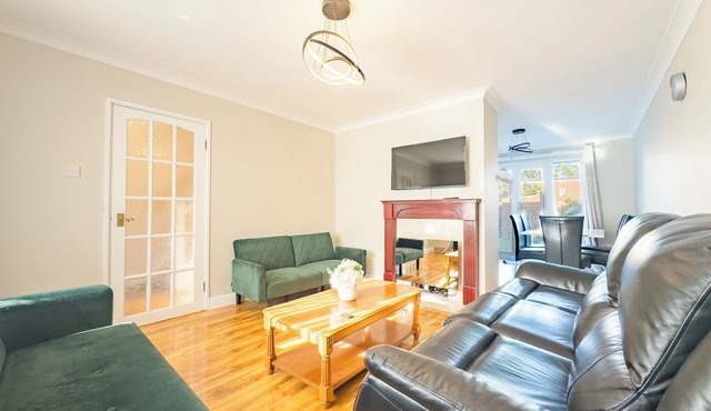 House - sleeps 7, private garden & parking