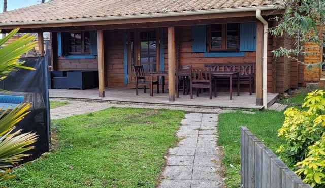 house solid wood 6 people with swimming pool any comfort on a closed ground.
