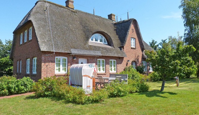 House Strandweg 8 Friesenhaushälfte Backbord with 110 m² for up to 6 guests