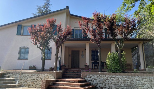 House surrounded by oak trees, ideal for families who like to relax.