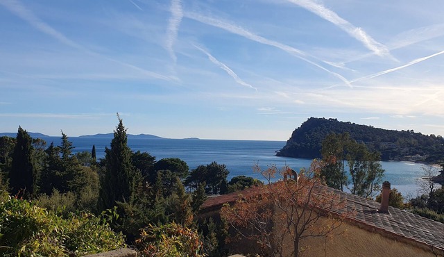 House with sea view for 4-6 persons, only 10 minutes walk from the beach.