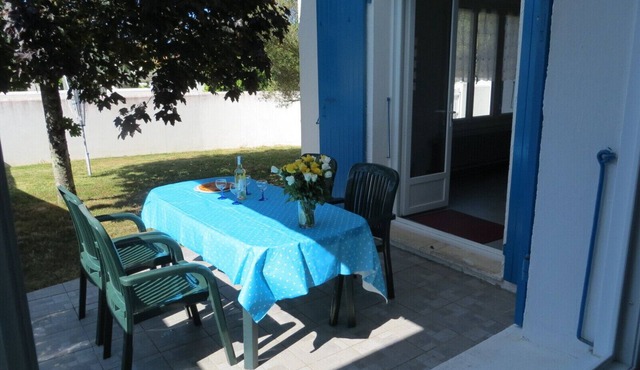 house with garden redone, private road, near sea and city center
