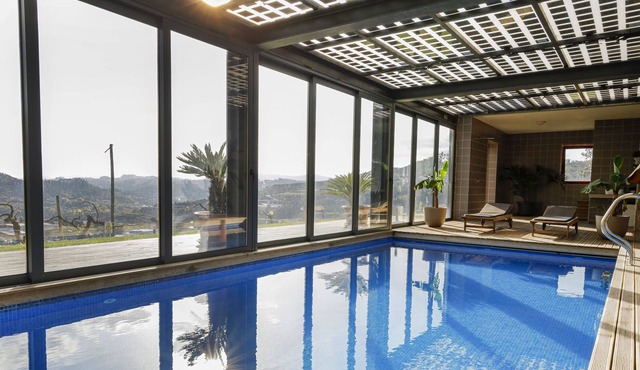 House with 4 suites and Private Indoor Pool