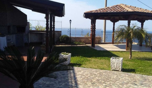 House with garden, gazebo, barbecue, pizza oven, and a view of Isola Cirella