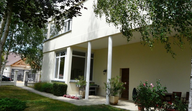 House with heated swimming pool, 8 km from Fontainebleau and 80 km from Paris
