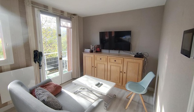 House with independent basement and parking 2km from Versailles