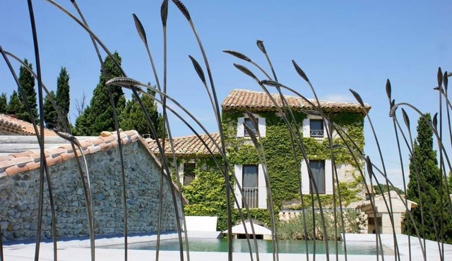 HOUSE with infinity pool, view of dentelles de Montmirail