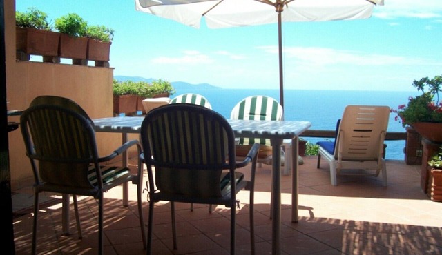 House with large terrace overlooking the sea, swimming pool, solarium, bathing establishment.