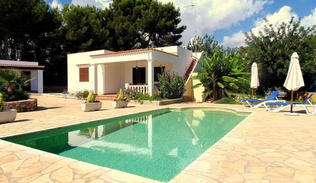 House with pool 200 meters from the beach