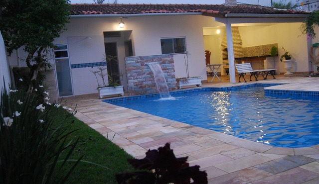 House with pool, barbecue, fireplace one block from the beach of Centro