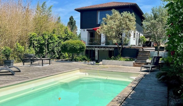 House with pool, jacuzzi and air conditioning for 10 people, 10 minutes from the beach